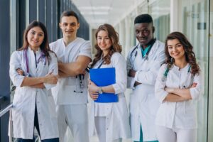 Médicos brasileiros: maioria entrou no mercado após os anos 2000.
