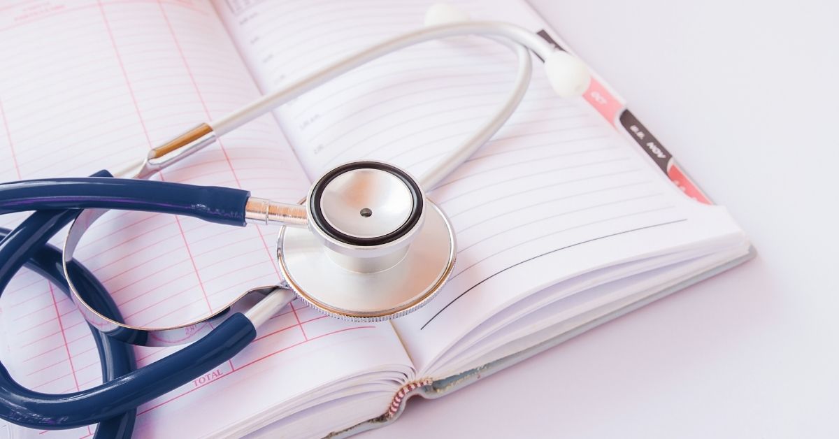 Livro Caixa para médicos: o que é, como funciona e quais despesas podem ser deduzidas