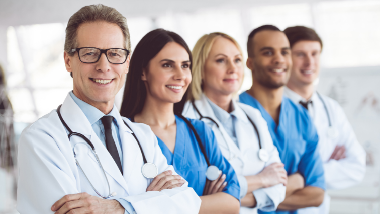 Descubra como o crescimento acelerado de médicos e a distribuição desigual vão impactar a carreira médica no Brasil até 2035.