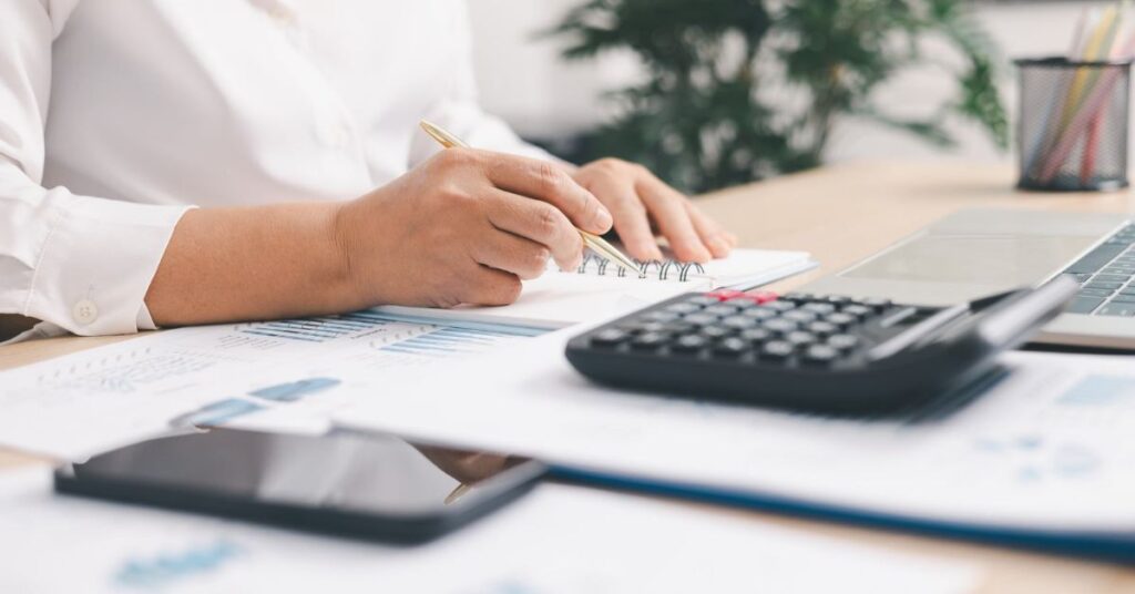 Pessoa fazendo análise financeira da empresa médica antes de calcular o pró-labore
