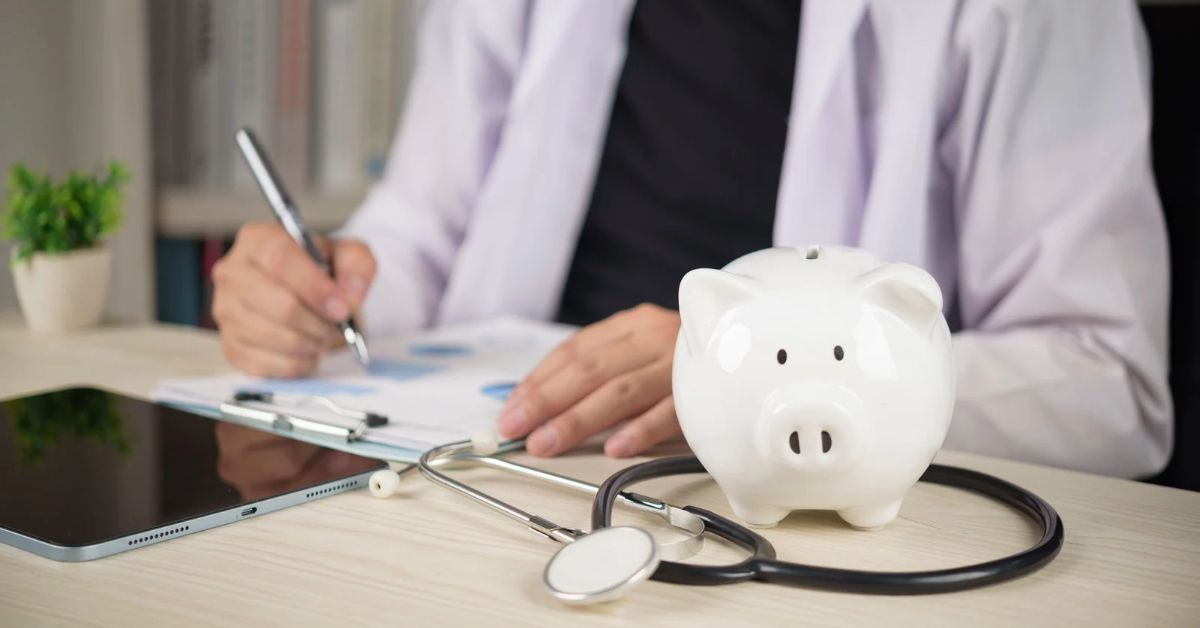 Médico sentado no consultório analisa finanças da empresa para calcular o pró-labore